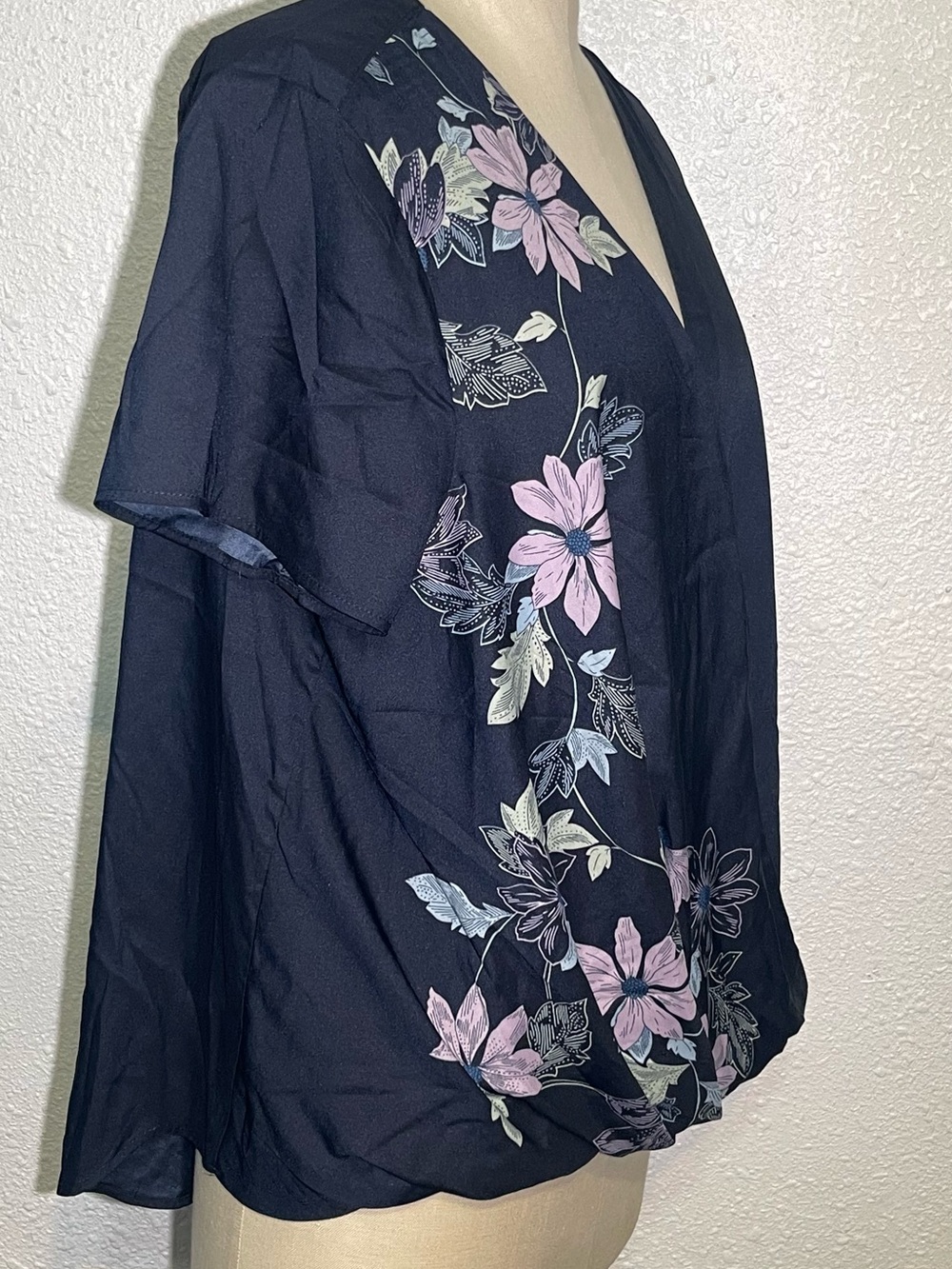 Vince Camuto Women’s Navy Floral Surplice Short Sleeve Top size XL - Picture 5 of 6